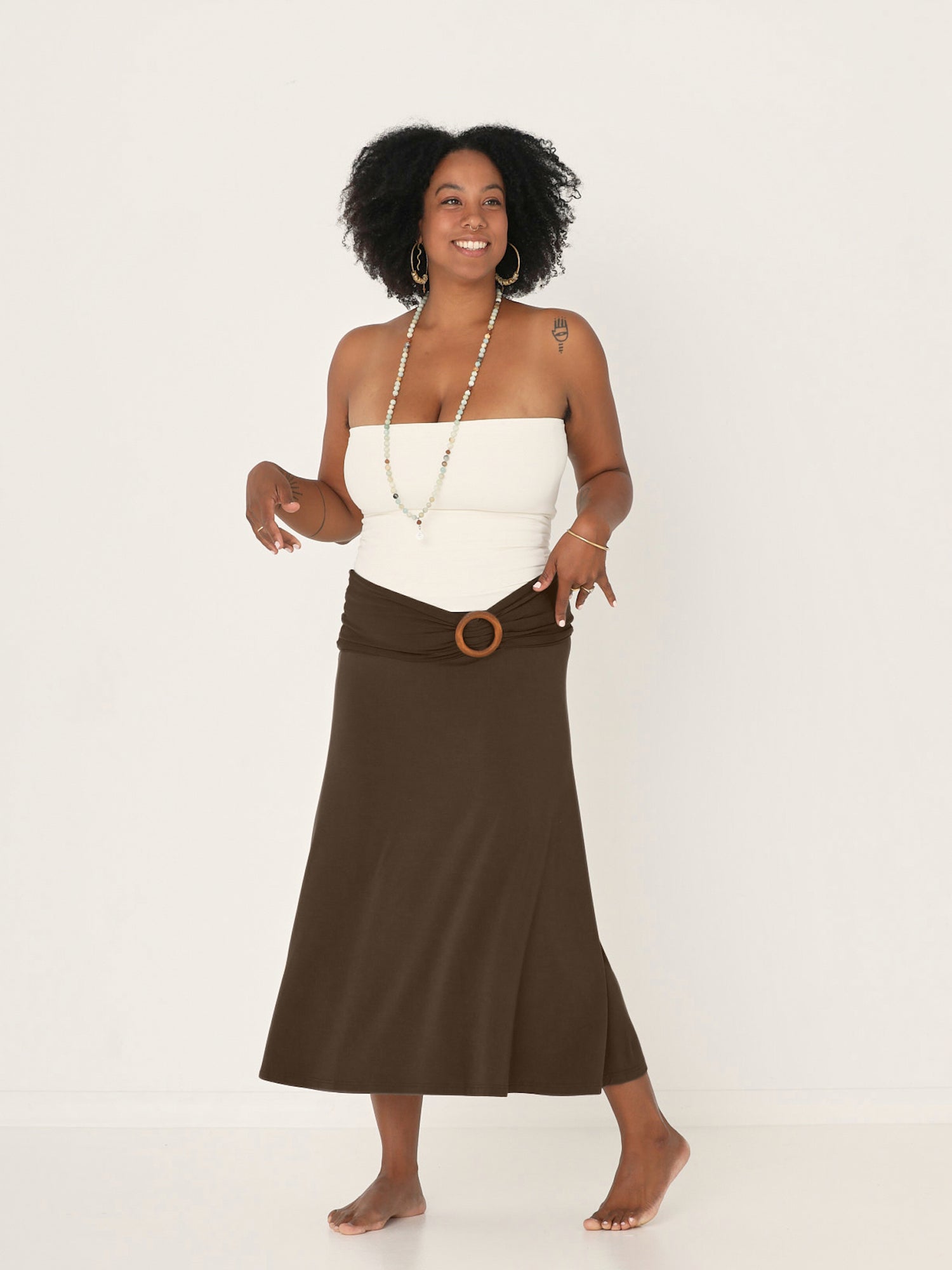 Model wearing cocoa brown bamboo fabric belt with round natural brown wooden buckle, women's bamboo clothing accessories